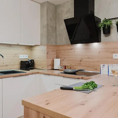 Apartment Days - One-bedroom With Work Space And Easy Access *