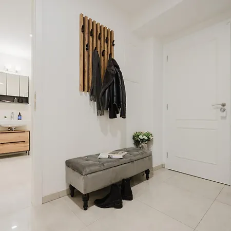 Days - One-bedroom With Work Space And Easy Access Apartment *