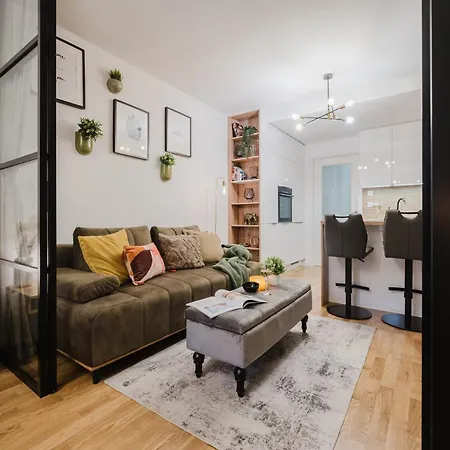 Days - One-bedroom With Work Space And Easy Access Apartment Prag