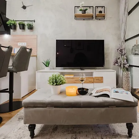 Apartment Days - One-bedroom With Work Space And Easy Access *
