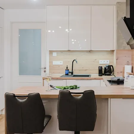 Days - One-bedroom With Work Space And Easy Access