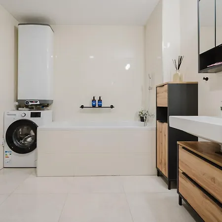 Days - One-bedroom With Work Space And Easy Access *